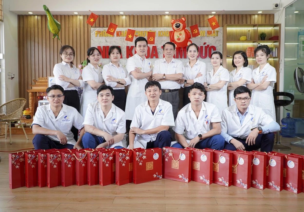 Đội ngũ bác sĩ và nhân viên